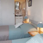 Chambre confortable avec deux lits, réalisée par Zanni Compagnie à Toulouse.