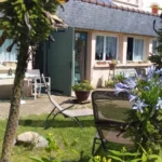 Jardin avec des chaises et des fleurs, Zanni Compagnie à Toulouse.