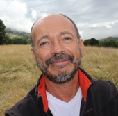 Homme souriant, membre de Zanni Compagnie, Compagnie de théâtre à Toulouse.