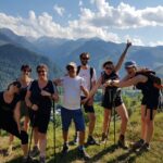 Groupe souriant de la Zanni Compagnie en randonnée à Toulouse.