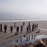 Participants de la Zanni Compagnie en séance sur la plage à Toulouse.