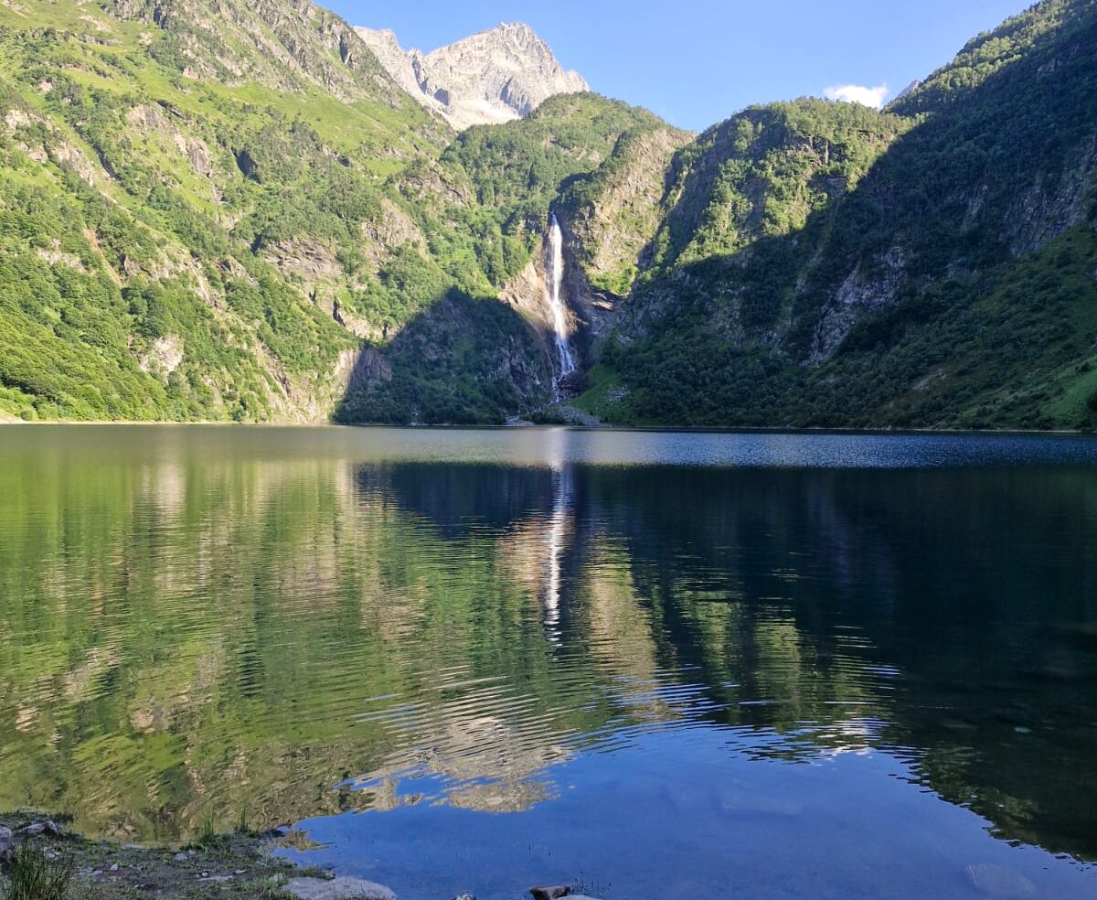 Lac et cascade entourés de montagnes, Zanni Compagnie à Toulouse.