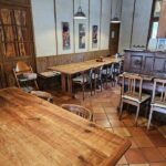 Intérieur d'un café avec des tables en bois, Zanni Compagnie à Toulouse.