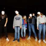 Cinq jeunes portant des masques, Zanni Compagnie, théâtre à Toulouse.