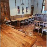 Salle de réunion de la Zanni Compagnie à Toulouse avec tables en bois.